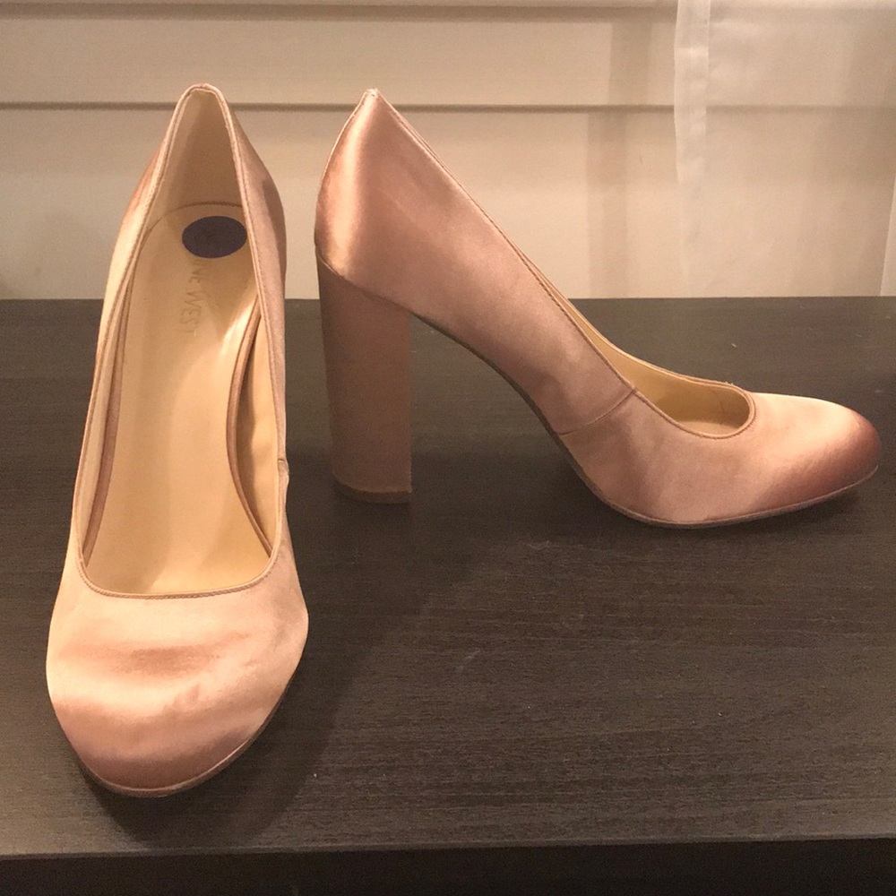 Dusty pink satin pumps with block heels